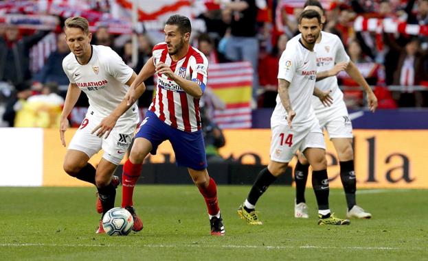 Koke conduce el esférico durante el Atlético-Sevilla disputado el 7 de marzo en el Metropolitano. 