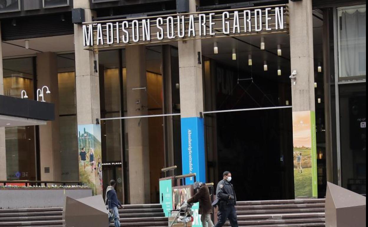 Un oficial de policía con mascarilla pasa por el Madison Square Garden. 