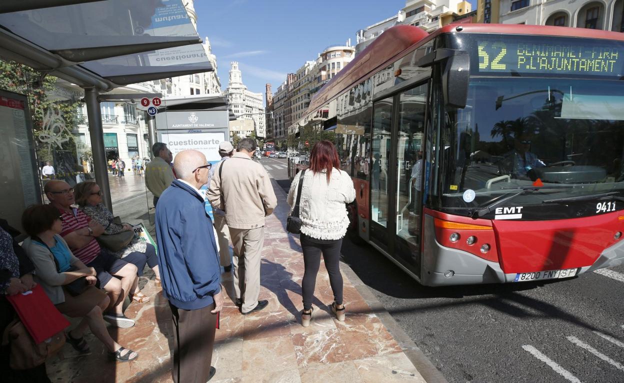 Parada de la EMT en la plaza del Ayuntamiento, en una imagen del pasado diciembre. j. j. monzó