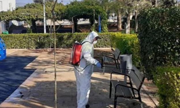 Desinfección en un parque. lp