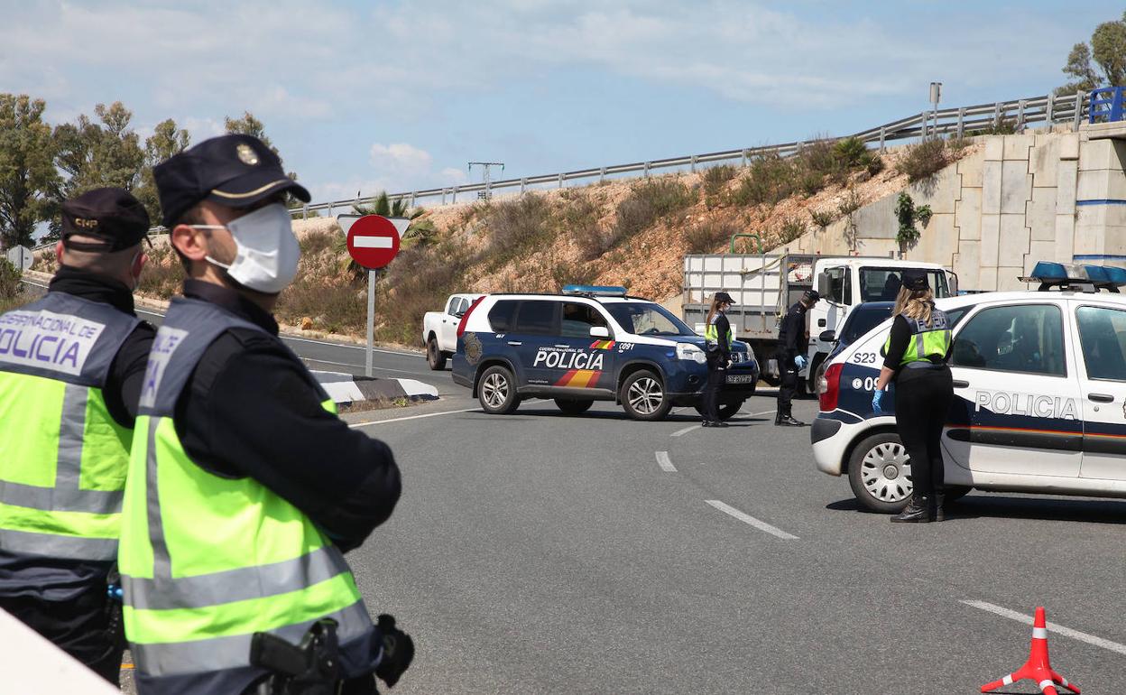 Los agentes de la Policía Nacional de Dénia en uno de los controles realizados este fin de semana. 