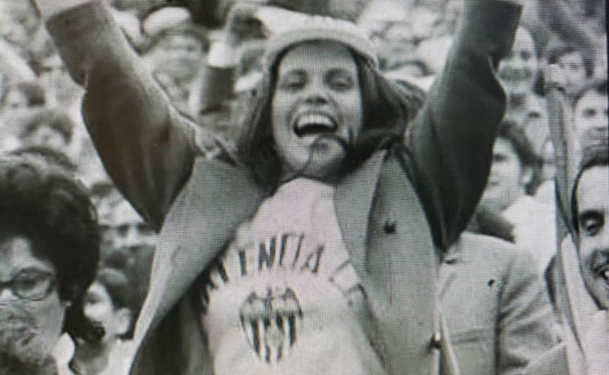 María Teresa Berenguer, celebrando la Liga conquistada por el Valencia en Sarrià en 1971.