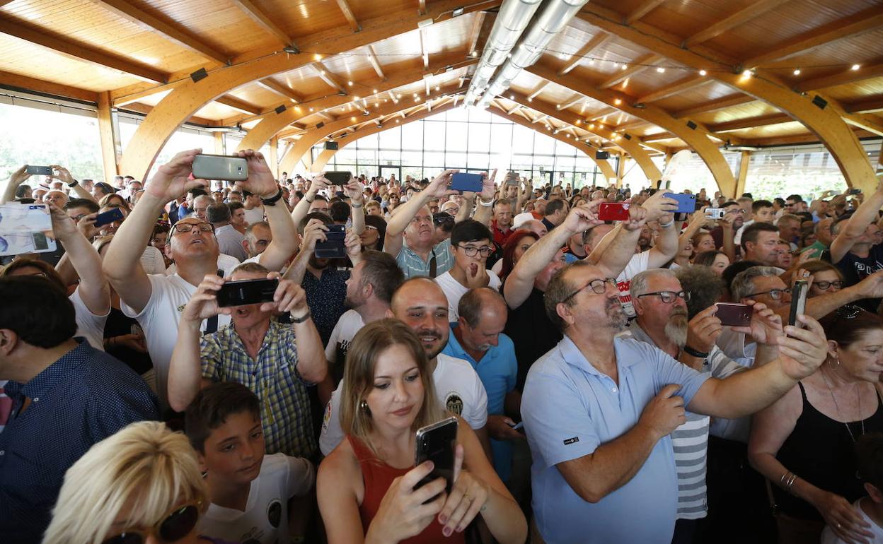 Numerosos peñistas del Valencia, durante la convención del pasado verano.