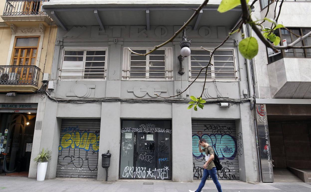 Fachada del antiguo cine, cerrado y sin uso. 