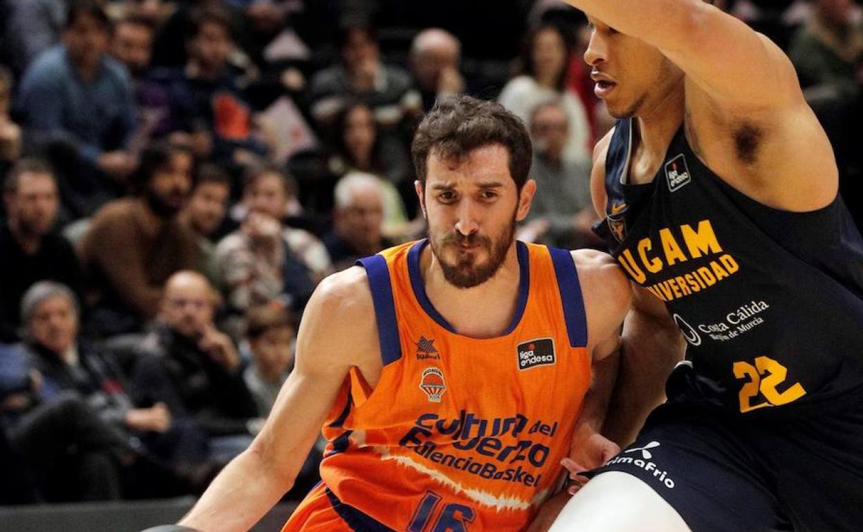 Guillem Vives intenta superar al pívot de Ucam Murcia, Kyle Hunt, durante un partido de Liga.