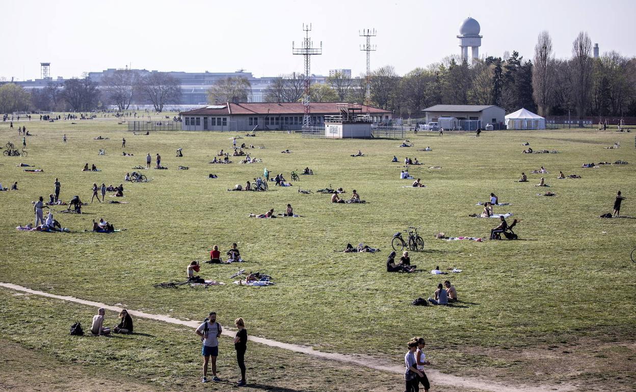 Los berlineses disfrutaron este miércoles del bien tiempo en el parque de Tempelhofer Feld, el antiguo aeropuerto de la ciudad.