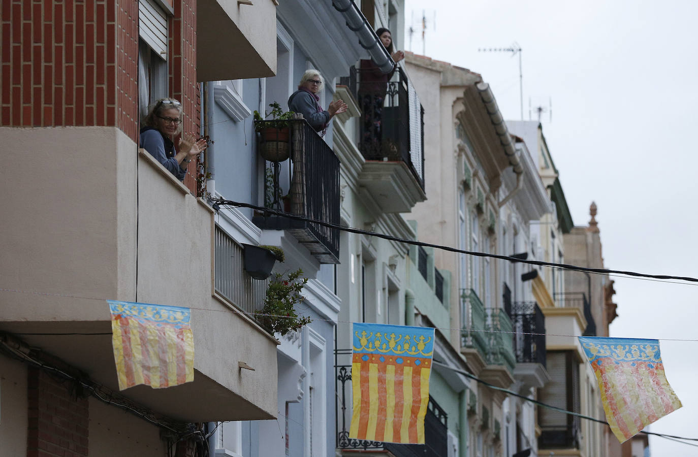 Valencia ha cambiado por el coronavirus. Las calles, plazas y parques están vacíos y la presencia policial y militar es casi constante. La afluencia a cafeterías y restaurantes ha caído un 95% (y los comercios están cerrados), al igual que el uso del transporte público. Los controles en carretera se acentúan para evitar desplazamientos. Ya es una realidad el hospital de campaña que se empezó a levantar junto a la Fe, mientras que la antigua Fe también entra en servicio. Pero a pesar de todo, del confinamiento y del estado de alarma, los ciudadanos no dudan en salir cada tarde -a las 20 horas- a sus balcones para aplaudir y rendir homenaje a los sanitarios, por su trabajo y lucha contra el virus.