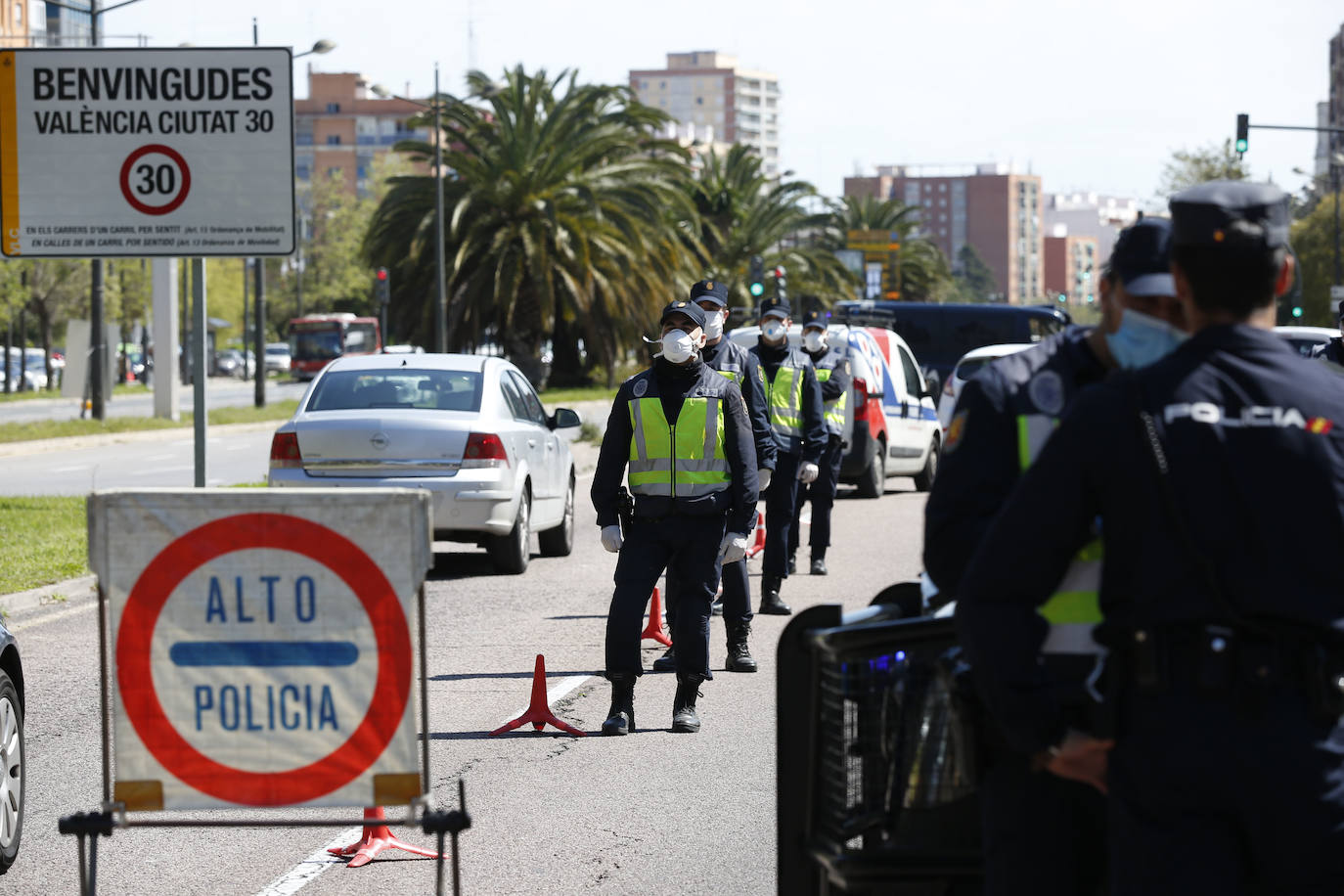 Valencia ha cambiado por el coronavirus. Las calles, plazas y parques están vacíos y la presencia policial y militar es casi constante. La afluencia a cafeterías y restaurantes ha caído un 95% (y los comercios están cerrados), al igual que el uso del transporte público. Los controles en carretera se acentúan para evitar desplazamientos. Ya es una realidad el hospital de campaña que se empezó a levantar junto a la Fe, mientras que la antigua Fe también entra en servicio. Pero a pesar de todo, del confinamiento y del estado de alarma, los ciudadanos no dudan en salir cada tarde -a las 20 horas- a sus balcones para aplaudir y rendir homenaje a los sanitarios, por su trabajo y lucha contra el virus.