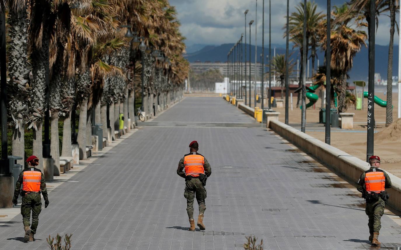 Valencia ha cambiado por el coronavirus. Las calles, plazas y parques están vacíos y la presencia policial y militar es casi constante. La afluencia a cafeterías y restaurantes ha caído un 95% (y los comercios están cerrados), al igual que el uso del transporte público. Los controles en carretera se acentúan para evitar desplazamientos. Ya es una realidad el hospital de campaña que se empezó a levantar junto a la Fe, mientras que la antigua Fe también entra en servicio. Pero a pesar de todo, del confinamiento y del estado de alarma, los ciudadanos no dudan en salir cada tarde -a las 20 horas- a sus balcones para aplaudir y rendir homenaje a los sanitarios, por su trabajo y lucha contra el virus.