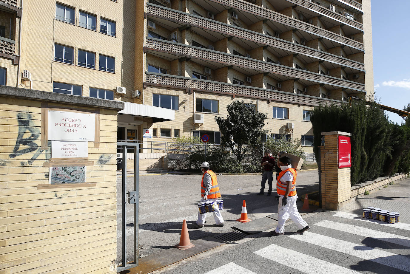 Valencia ha cambiado por el coronavirus. Las calles, plazas y parques están vacíos y la presencia policial y militar es casi constante. La afluencia a cafeterías y restaurantes ha caído un 95% (y los comercios están cerrados), al igual que el uso del transporte público. Los controles en carretera se acentúan para evitar desplazamientos. Ya es una realidad el hospital de campaña que se empezó a levantar junto a la Fe, mientras que la antigua Fe también entra en servicio. Pero a pesar de todo, del confinamiento y del estado de alarma, los ciudadanos no dudan en salir cada tarde -a las 20 horas- a sus balcones para aplaudir y rendir homenaje a los sanitarios, por su trabajo y lucha contra el virus.