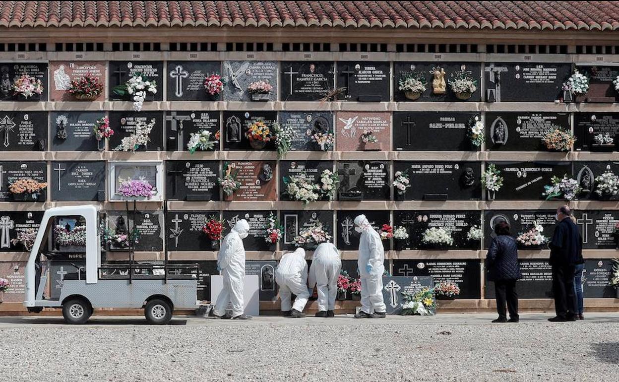 Vista general de un entierro este martes en el cementerio del Cabañal al que han podido asistir tres familiares, el máximo autorizado a causa del estado de alarma.