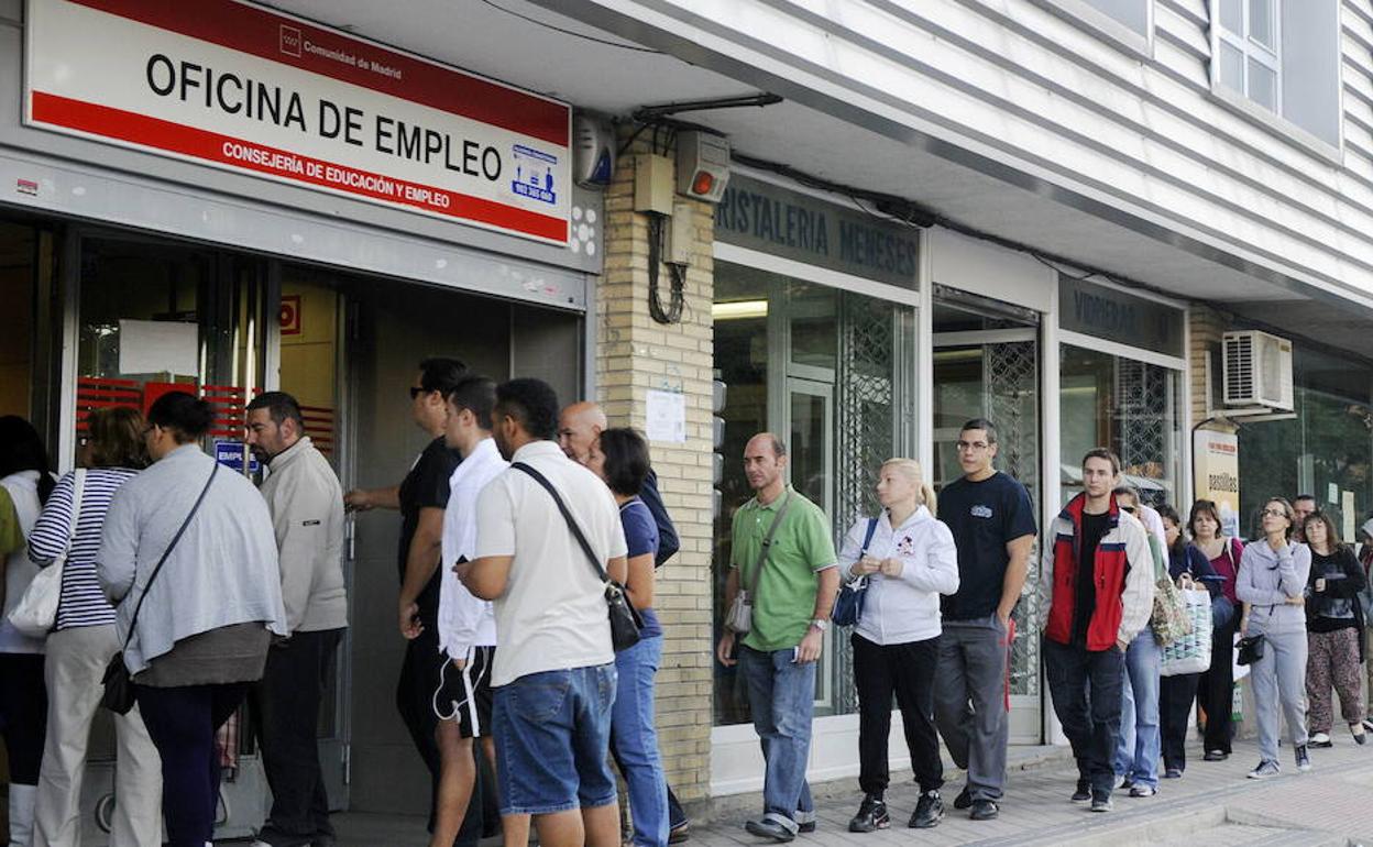 Parados en la cola del INEM 