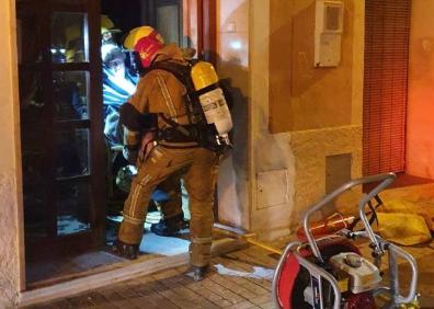 Imagen secundaria 1 - Las tareas de extinción del incendio y del rescate de los ancianos que viven en la casa. 