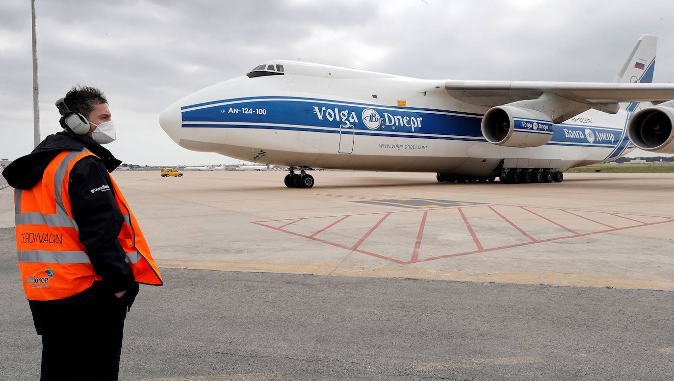 Un total de siete aeronaves han aterrizado en el aeropuerto de Manises durante la crisis sanitaria. La Generalitat está a la espera de que este mes de abril lleguen respiradores invasivos comprados en China. Hasta la fecha, dentro de esta operación han llegado a la comunidad 8,15 millones de mascarillas, 5,45 millones de guantes, 121.050 monos de protección (EPI), 85.200 gafas de protección ocular y 100 respiradores no invasivos, que se suman al material enviado por el Gobierno de España.