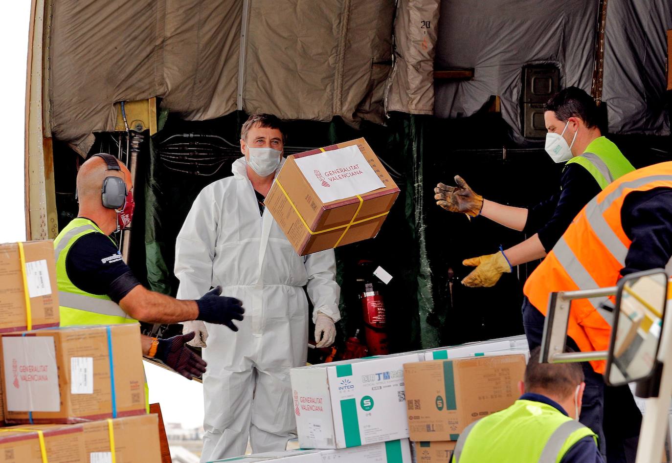 Un total de siete aeronaves han aterrizado en el aeropuerto de Manises durante la crisis sanitaria. La Generalitat está a la espera de que este mes de abril lleguen respiradores invasivos comprados en China. Hasta la fecha, dentro de esta operación han llegado a la comunidad 8,15 millones de mascarillas, 5,45 millones de guantes, 121.050 monos de protección (EPI), 85.200 gafas de protección ocular y 100 respiradores no invasivos, que se suman al material enviado por el Gobierno de España.