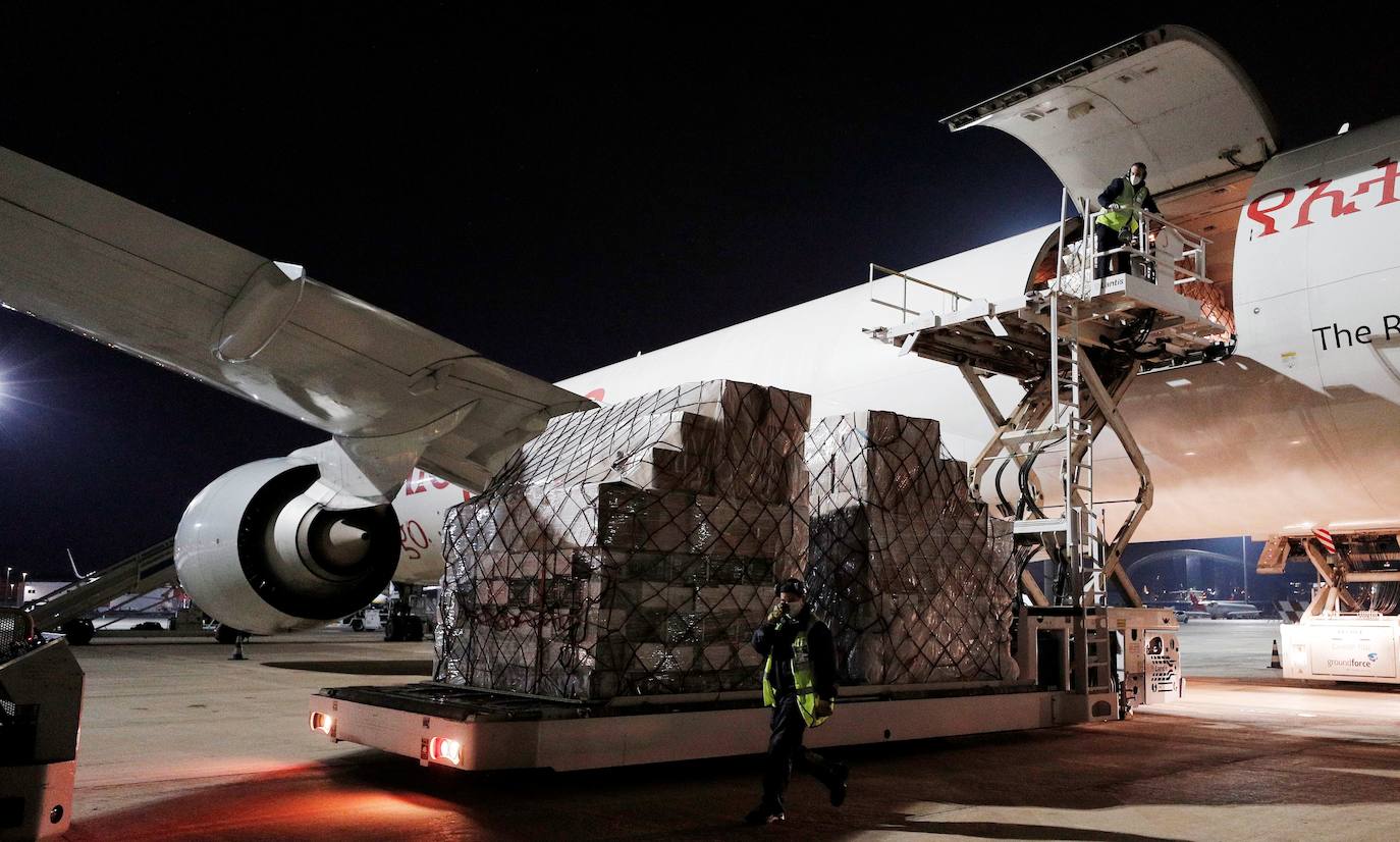 Un total de siete aeronaves han aterrizado en el aeropuerto de Manises durante la crisis sanitaria. La Generalitat está a la espera de que este mes de abril lleguen respiradores invasivos comprados en China. Hasta la fecha, dentro de esta operación han llegado a la comunidad 8,15 millones de mascarillas, 5,45 millones de guantes, 121.050 monos de protección (EPI), 85.200 gafas de protección ocular y 100 respiradores no invasivos, que se suman al material enviado por el Gobierno de España.