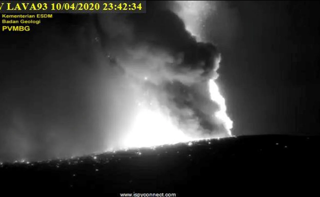 El volcán Krakatoa, en erupción.