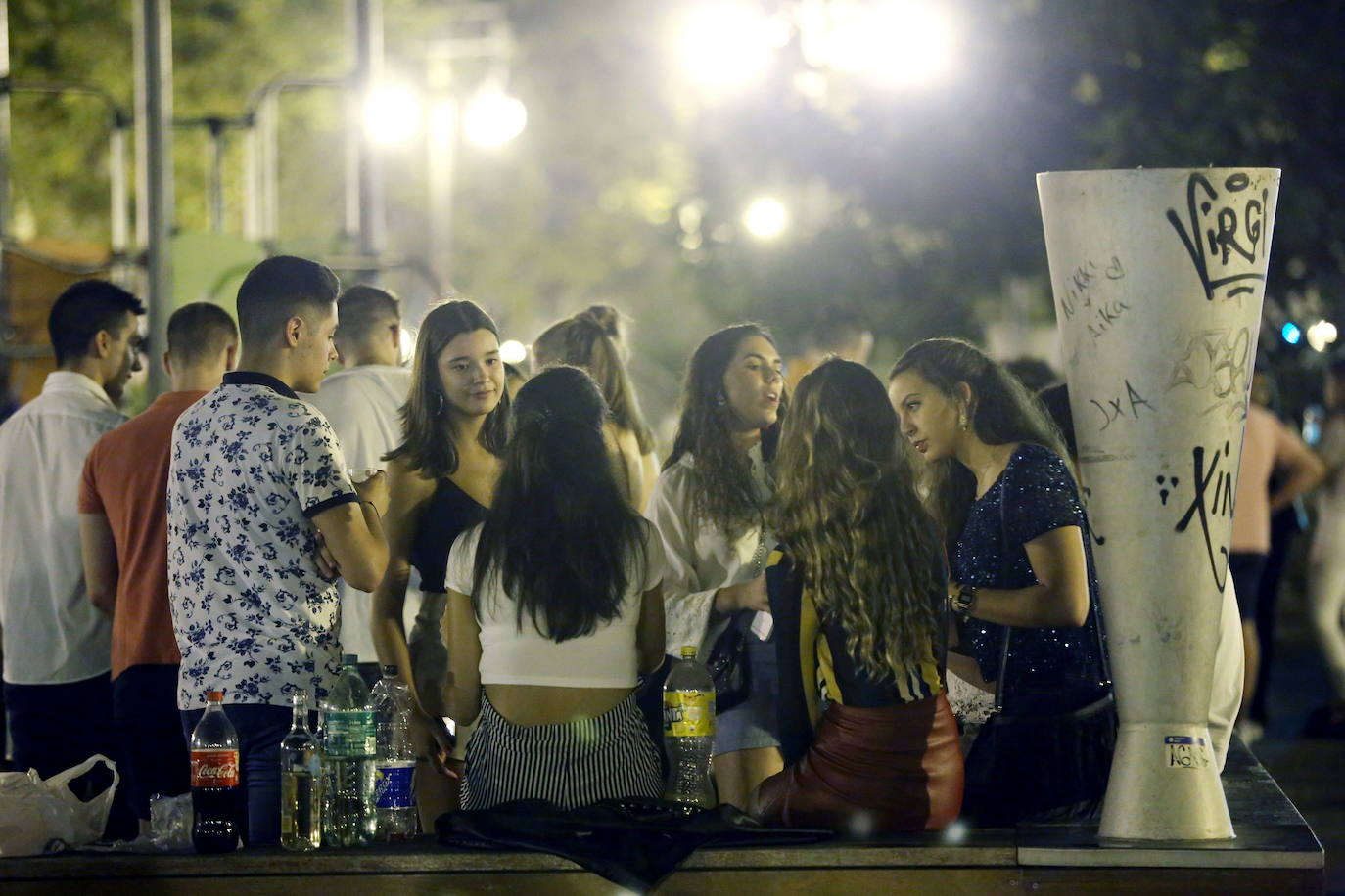 Numeros emplazamientos de Valencia sirven a los jóvenes para celebrar botellones multitudinarios.