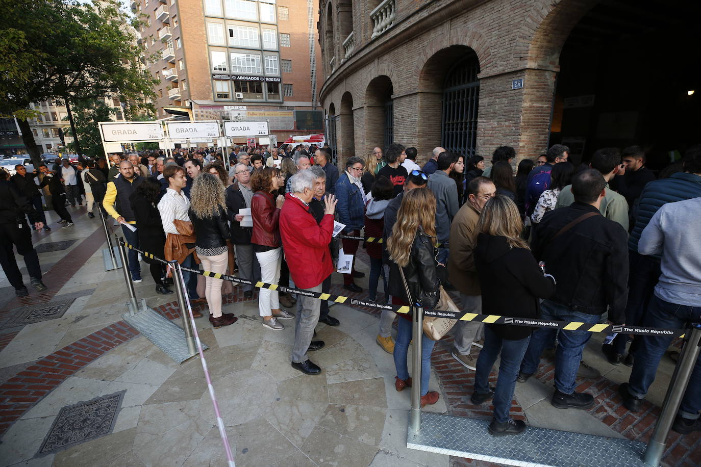 No es raro observar en numerosos espacios largas colas para comprar entradas o para acceder a un evento.