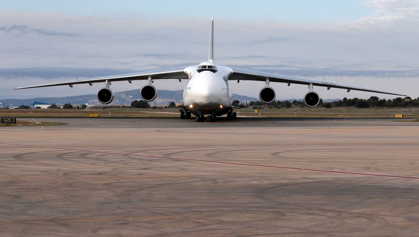 En concreto, la carga transportada la componen 1.439.800 mascarillas, 1.338.000 guantes, 137.310 monos de protección EPI y 102.400 gafas de protección, según ha informado la Generalitat