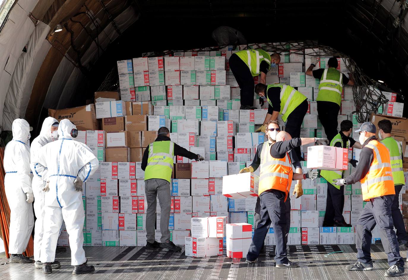 En concreto, la carga transportada la componen 1.439.800 mascarillas, 1.338.000 guantes, 137.310 monos de protección EPI y 102.400 gafas de protección, según ha informado la Generalitat