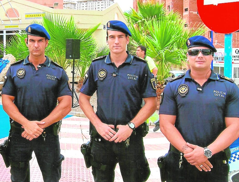 El colegiado, en el centro, en su etapa como policía en Finestrat