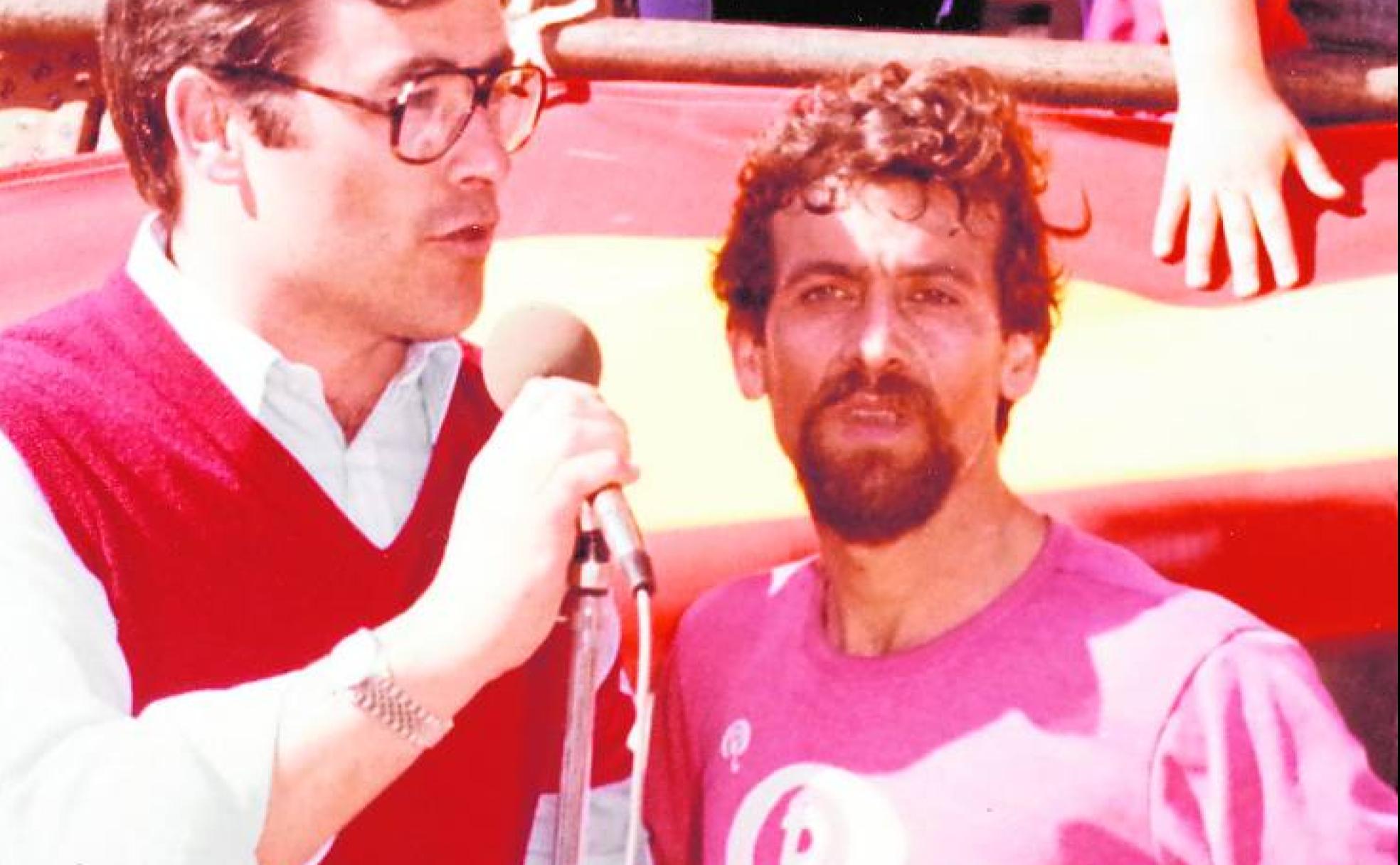 El primer ganador. Teodoro Pérez, que inauguró el palmarés, atiende una entrevista tras la carrera.