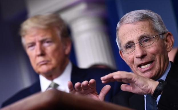 El doctor Anthony Fauci, en primer plano ante Donald Trump.