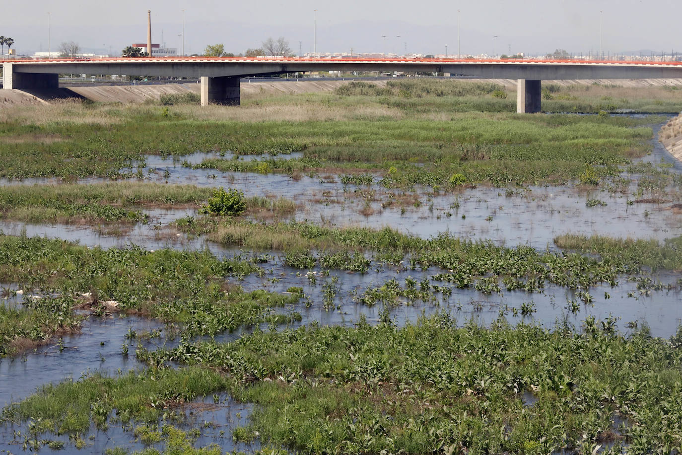 El pantano de Benagéber se desborda tras nueve años de escasez y el de Loriguilla no puede albergar más reservas por seguridad