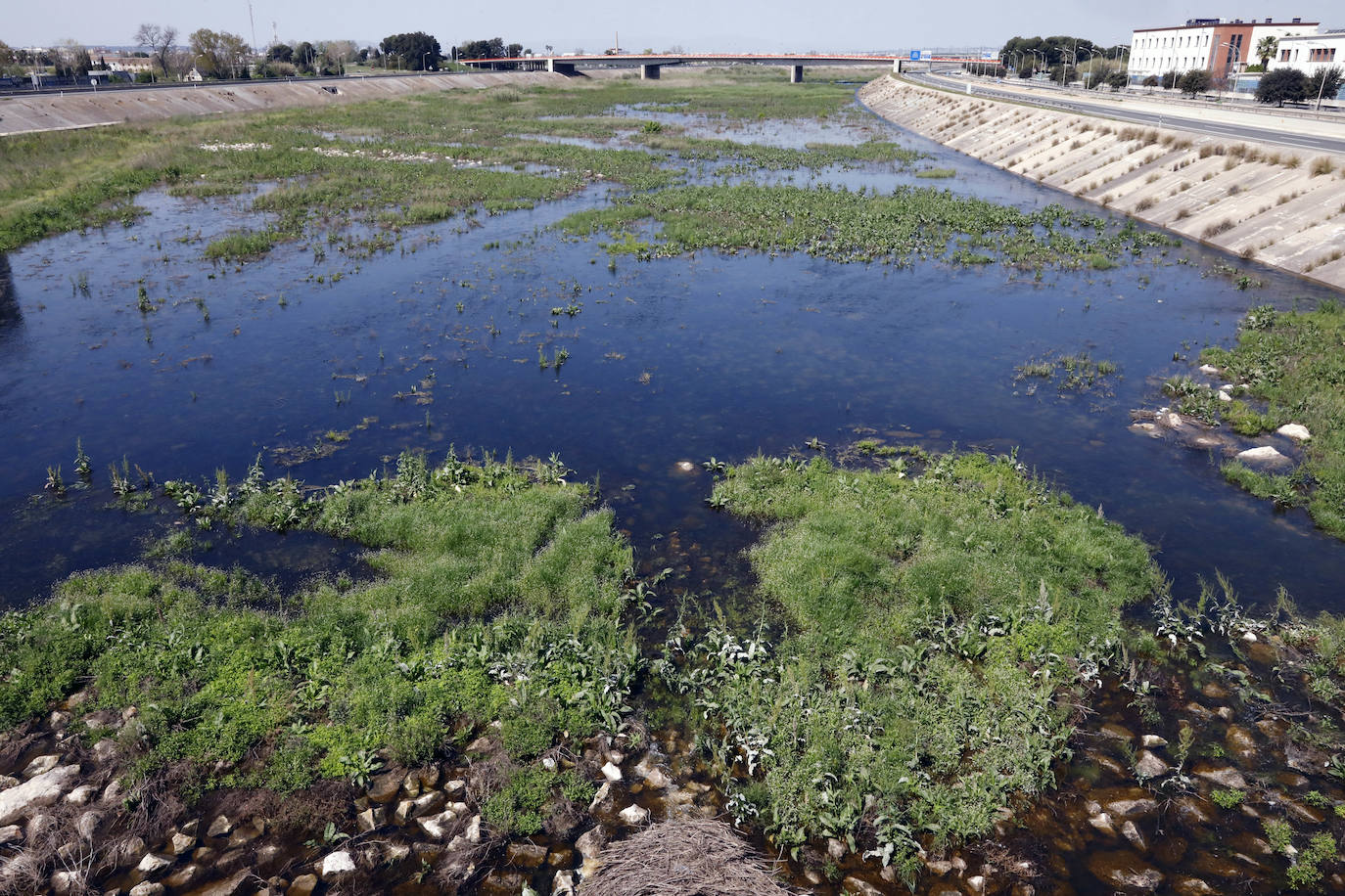 El pantano de Benagéber se desborda tras nueve años de escasez y el de Loriguilla no puede albergar más reservas por seguridad