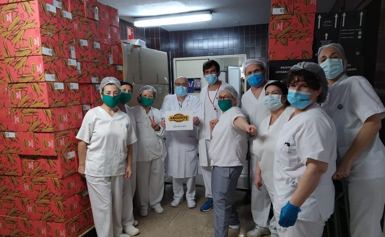 Sanitarios reciben la donación de snacks de la empresa de Alberic, Papas Argente. 