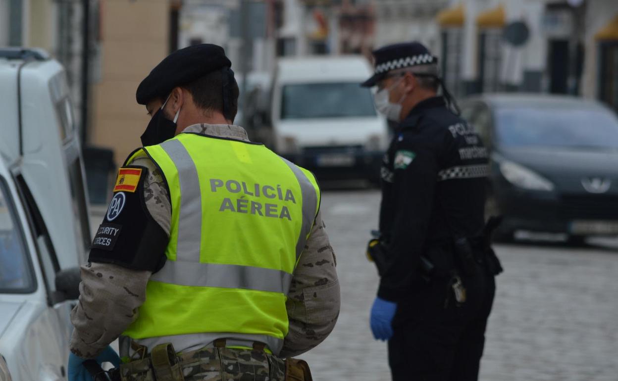 Un militar en un control en la localidad sevillana de Dos Hermanas.