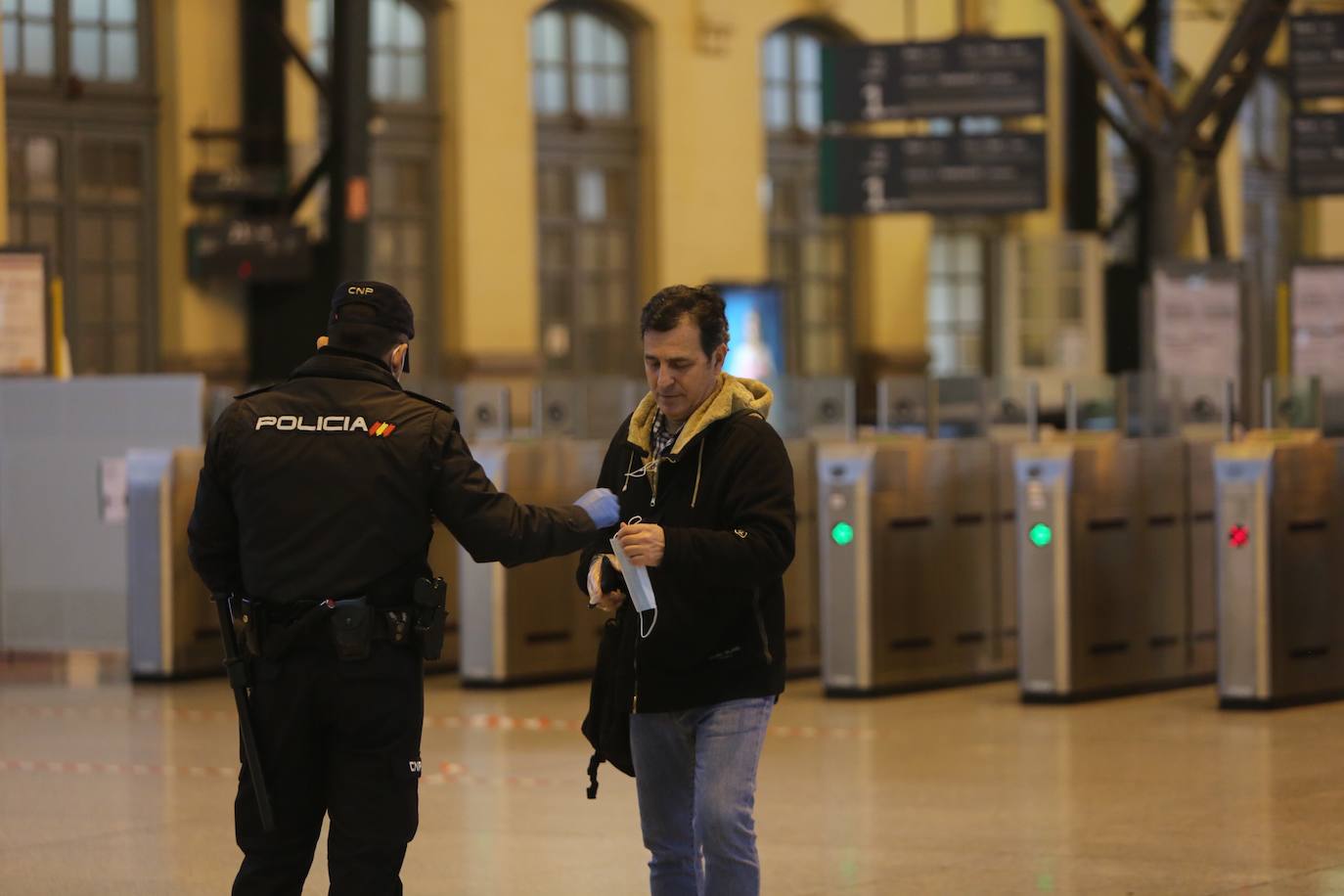 Policías y guardias civiles distribuyen mascarillas en estaciones de tren, cercanías, metros y autobuses a las personas que emplean el transporte público para acudir a sus puestos de trabajo en el primer día laborable tras la Semana Santa. 