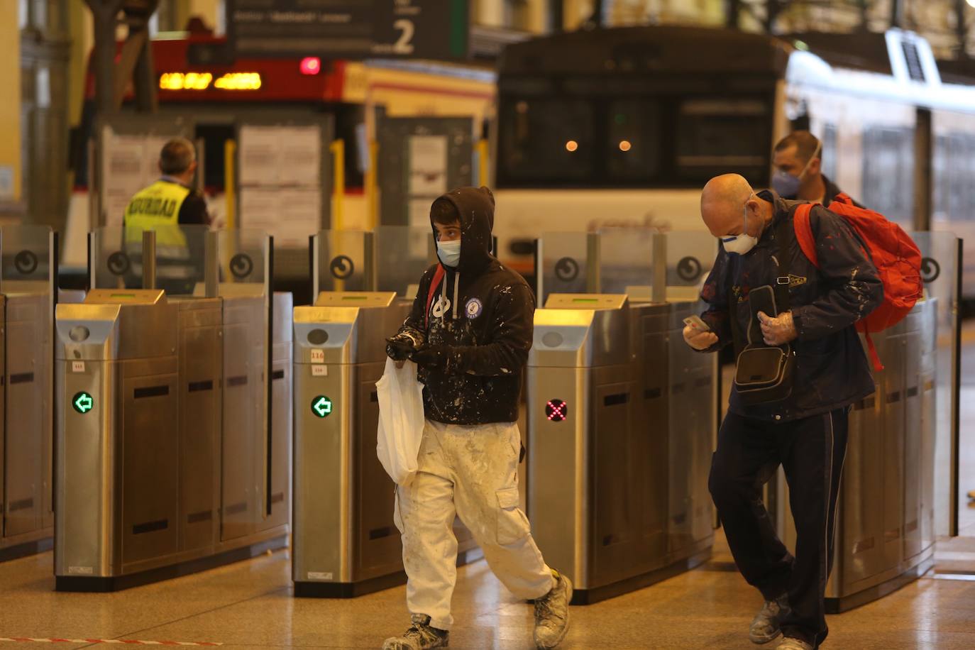 Policías y guardias civiles distribuyen mascarillas en estaciones de tren, cercanías, metros y autobuses a las personas que emplean el transporte público para acudir a sus puestos de trabajo en el primer día laborable tras la Semana Santa. 