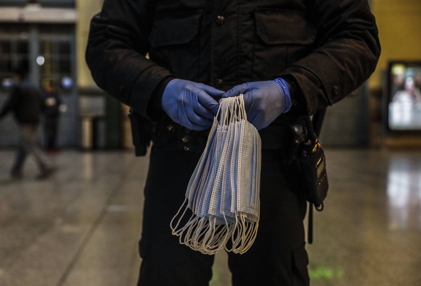 Policías y guardias civiles distribuyen mascarillas en estaciones de tren, cercanías, metros y autobuses a las personas que emplean el transporte público para acudir a sus puestos de trabajo en el primer día laborable tras la Semana Santa. 