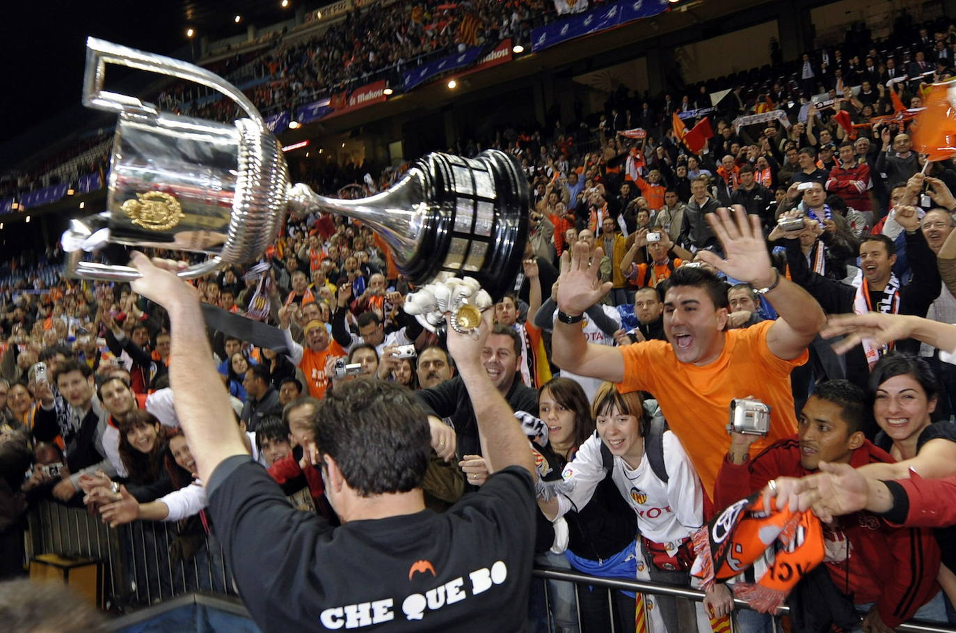 La Copa 'pasea' por el fondo valencianista en abril de 2008