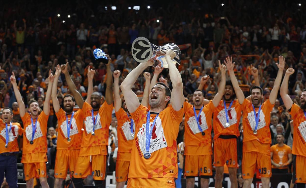 Rafa Martínez levanta el trofeo de campeón de la Eurocup 2019 en la Fonteta 