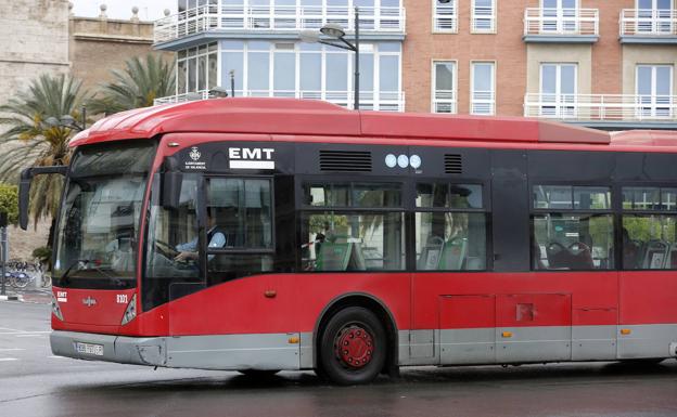 Condenan a un ciclista a pagar 1.200 euros por golpear a un conductor de EMT