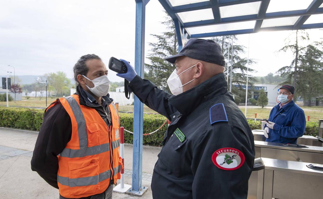 Control de temperatura a un empleado en Nera Montoro Italia