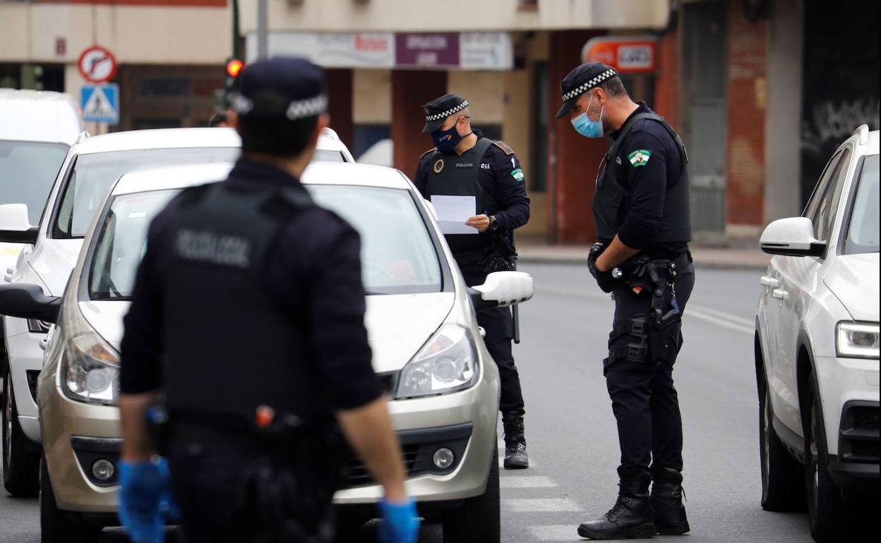 La Policía Local de Córdoba identifica a un conductor y supervisa su justificante la mañana de este lunes.