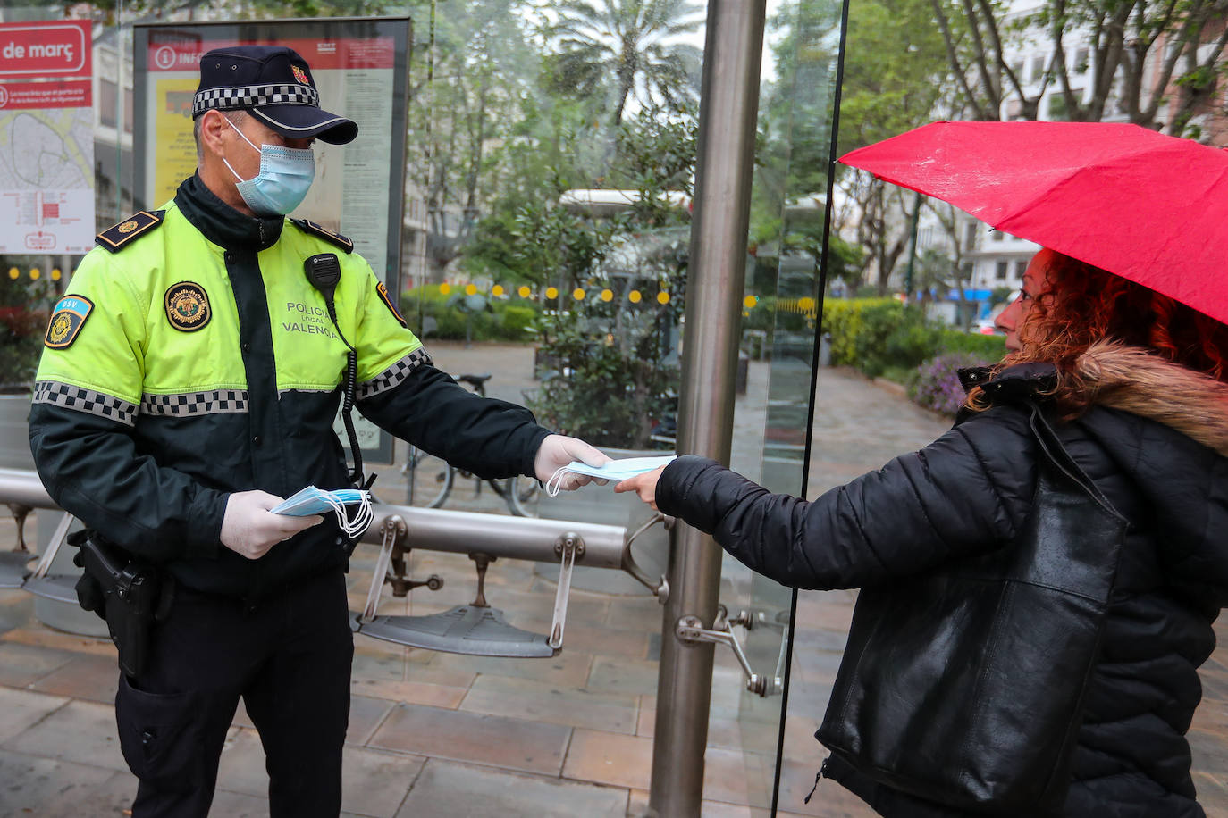 Policías y guardias civiles distribuyen mascarillas en estaciones de tren, cercanías, metros y autobuses a las personas que emplean el transporte público para acudir a sus puestos de trabajo en el primer día laborable tras la Semana Santa. 