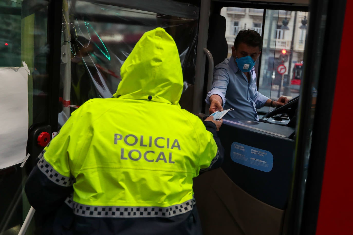 Policías y guardias civiles distribuyen mascarillas en estaciones de tren, cercanías, metros y autobuses a las personas que emplean el transporte público para acudir a sus puestos de trabajo en el primer día laborable tras la Semana Santa. 