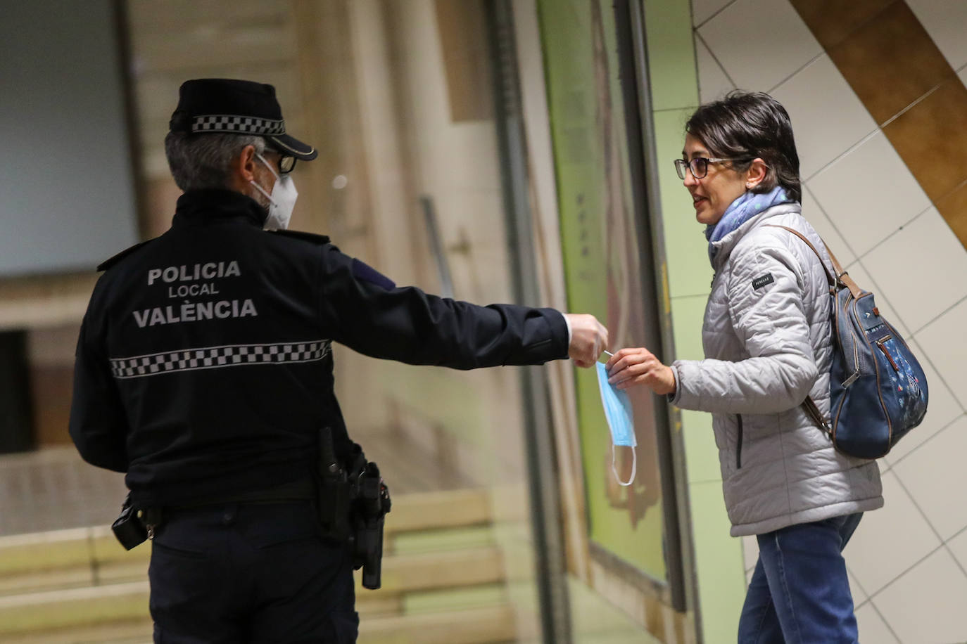 Policías y guardias civiles distribuyen mascarillas en estaciones de tren, cercanías, metros y autobuses a las personas que emplean el transporte público para acudir a sus puestos de trabajo en el primer día laborable tras la Semana Santa. 