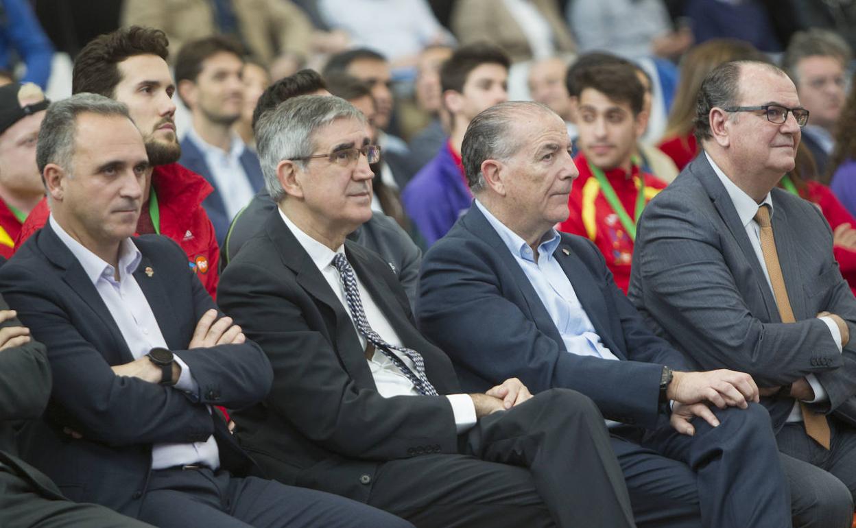 Jordi Bertomeu, segundo desde la izquierda, en L'Alqueria junto a los directivos del Valencia Basket 