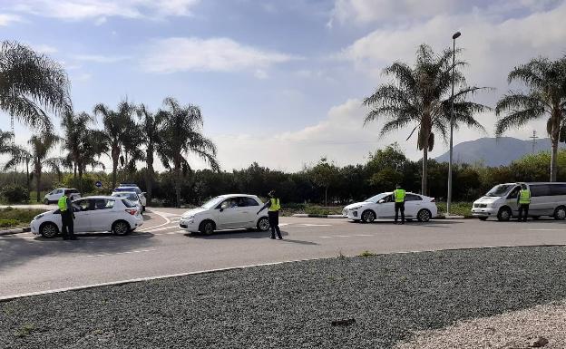 Control de la Guardia Civil de Tavernes en la rotonda de acceso a la playa. 