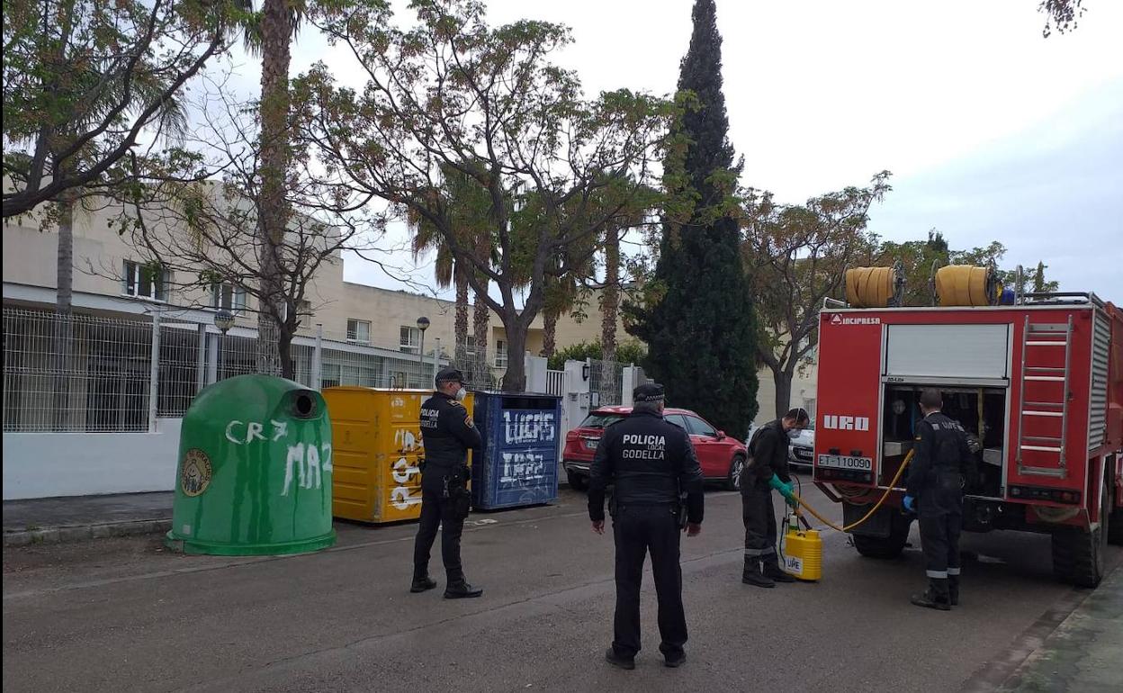 Los agentes de policía en los trabajos de limpieza. 