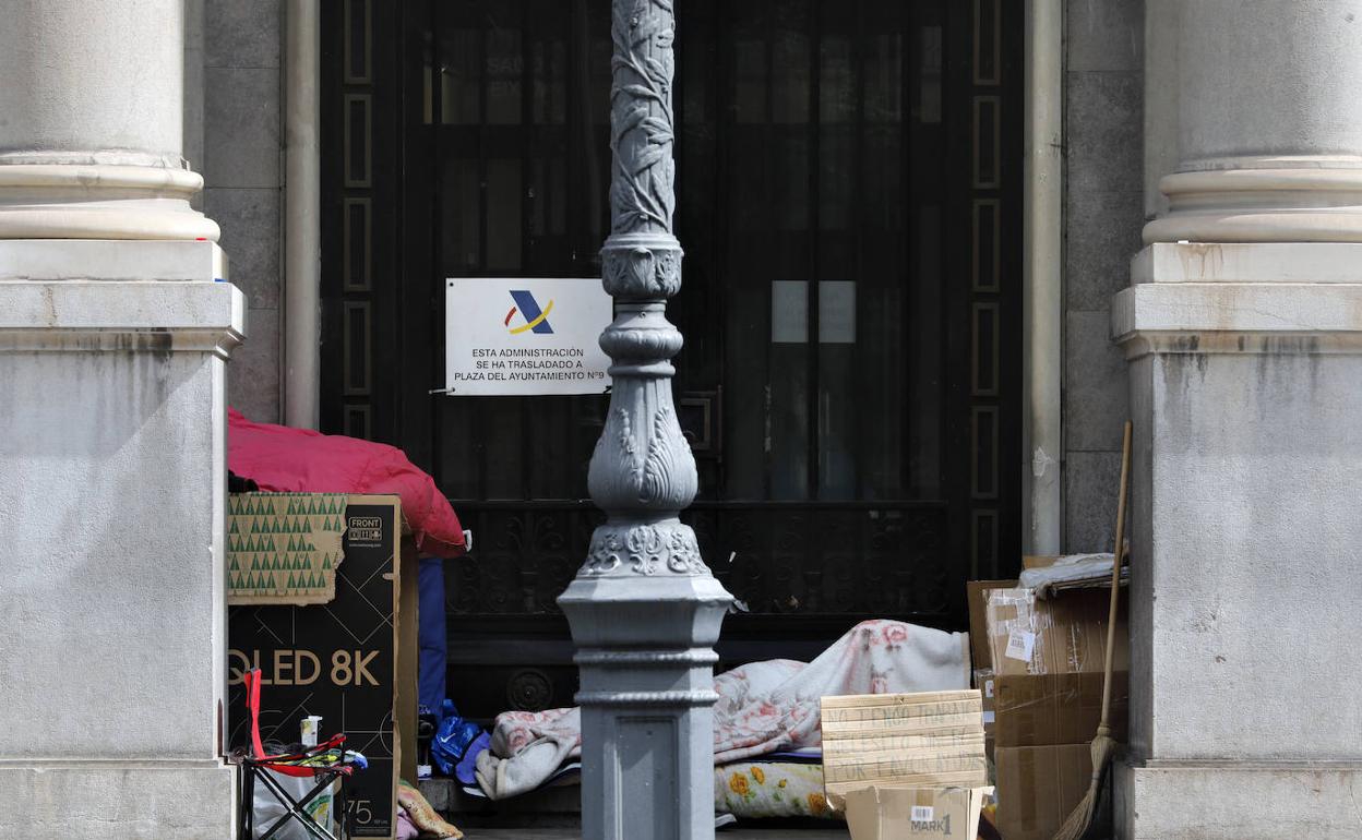 Asentamiento en la puerta de la antigua sede de la Agencia Tributaria. 