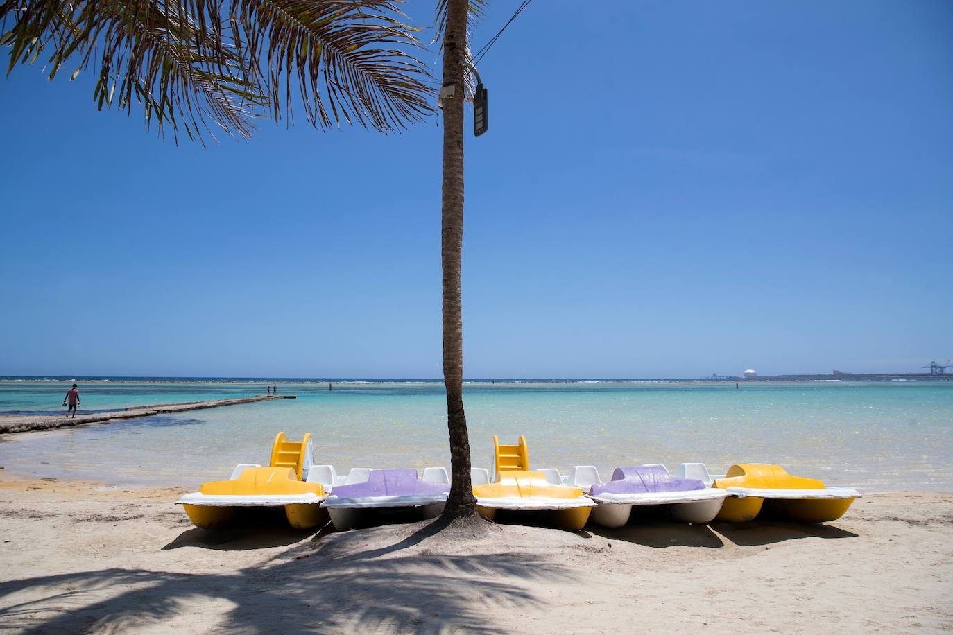 Vista de la turística playa Boca Chica (República Dominicana), la cual se encuentra vacía debido a la cuarentena decretada por la crisis del coronavirus. 