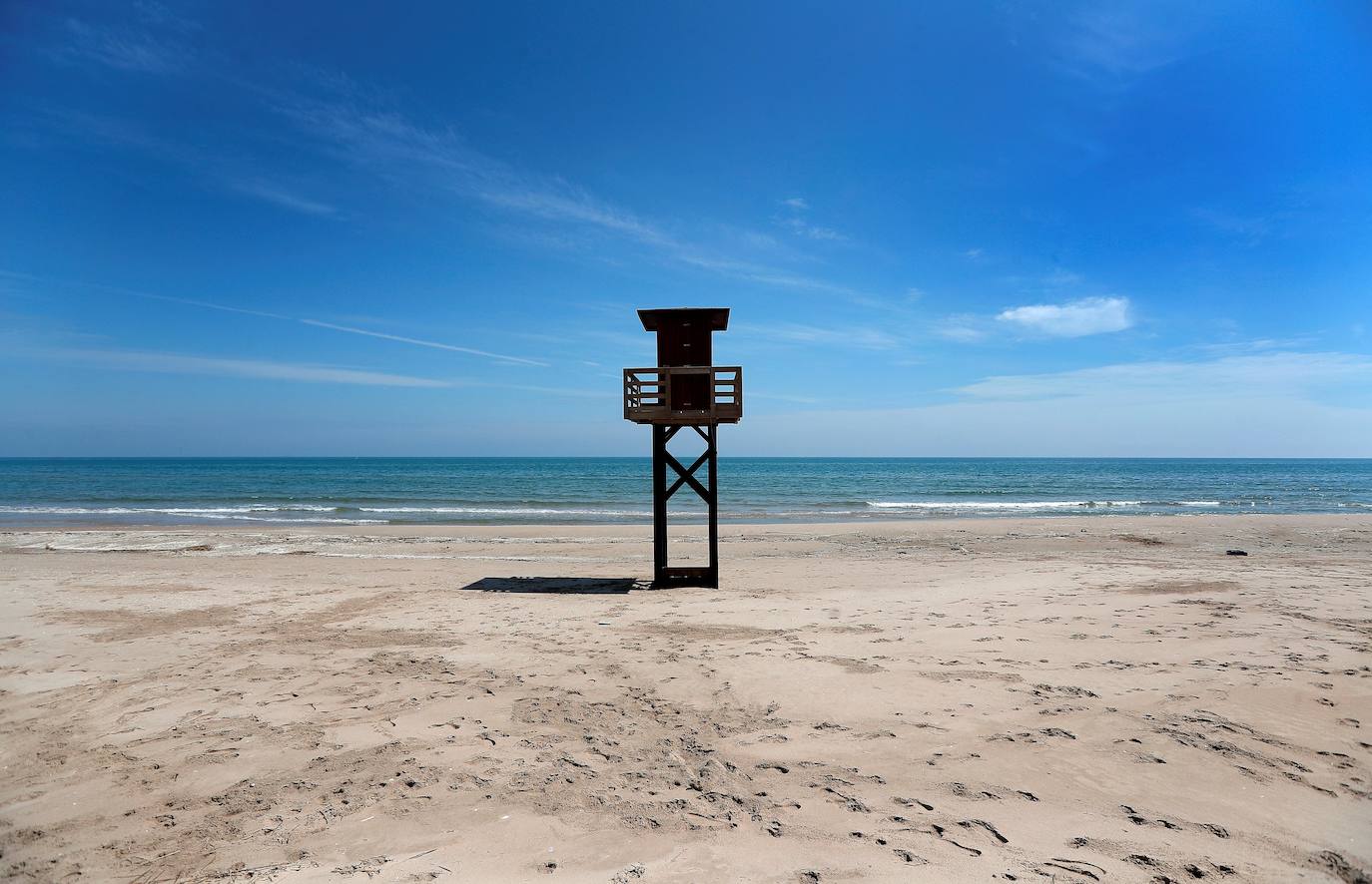 Vista general de una garita de vigilancia en una playa cerrada de El Perelló. 