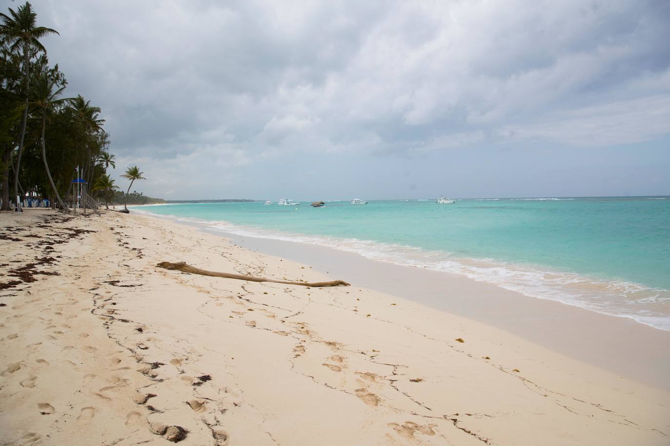 Estos días de confinamiento, el consuelo de muchos es imaginarse algunos de los lugares a los que desearía ir. Con el verano cada vez más cerca, una forma de sobrellevar el aislamiento es soñar con algunas de estas playas paradisíacas, tanto del mapa nacional como más allá de nuestras fronteras, con aguas cristalinas, que lucen ahora vacías y dejan imágenes inusuales. 